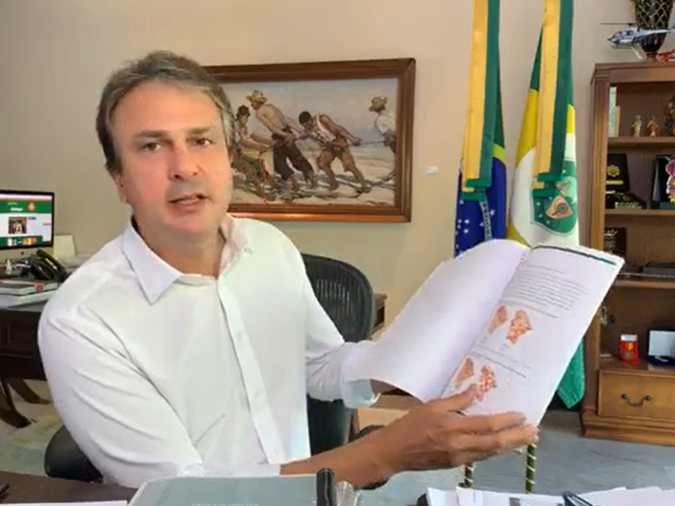 Camilo Santana em sala do gabinete do governo, no Palácio da Abolição