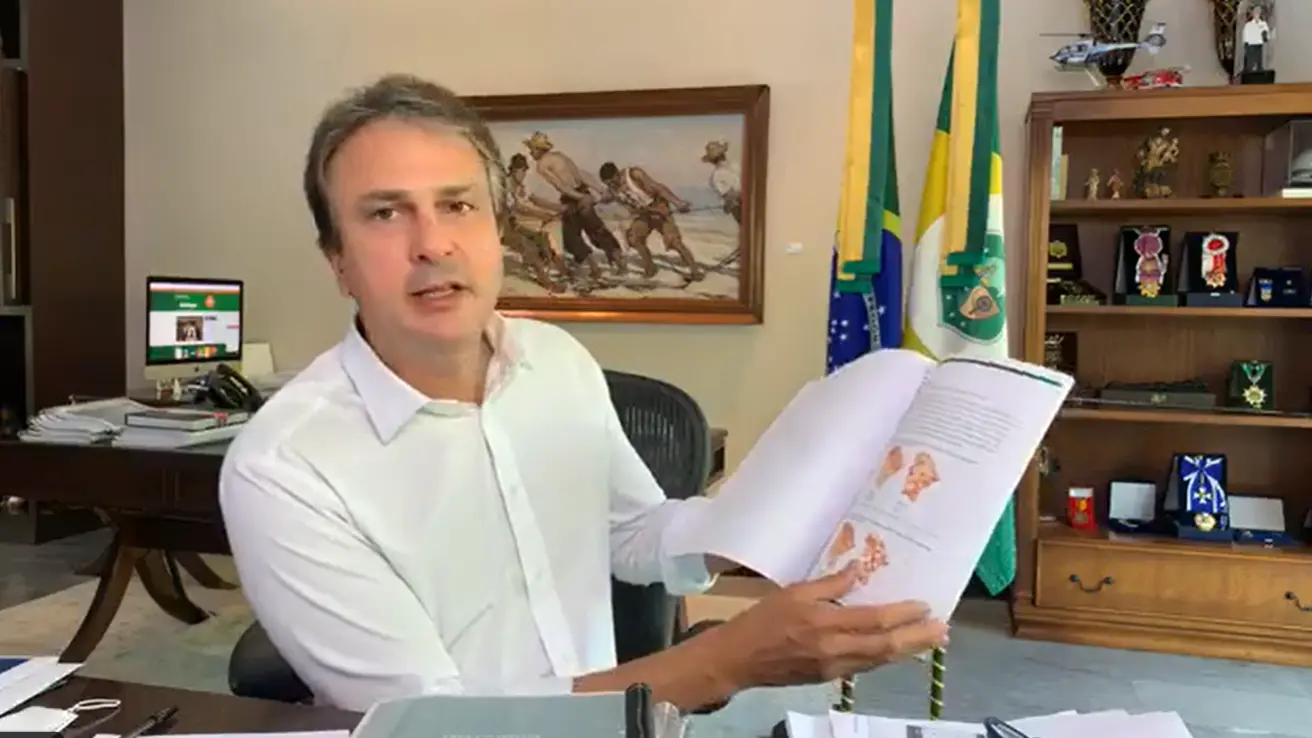 Camilo Santana em sala do gabinete do governo, no Palácio da Abolição