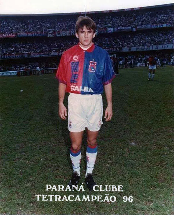 Mazinho com a camisa do Paraná