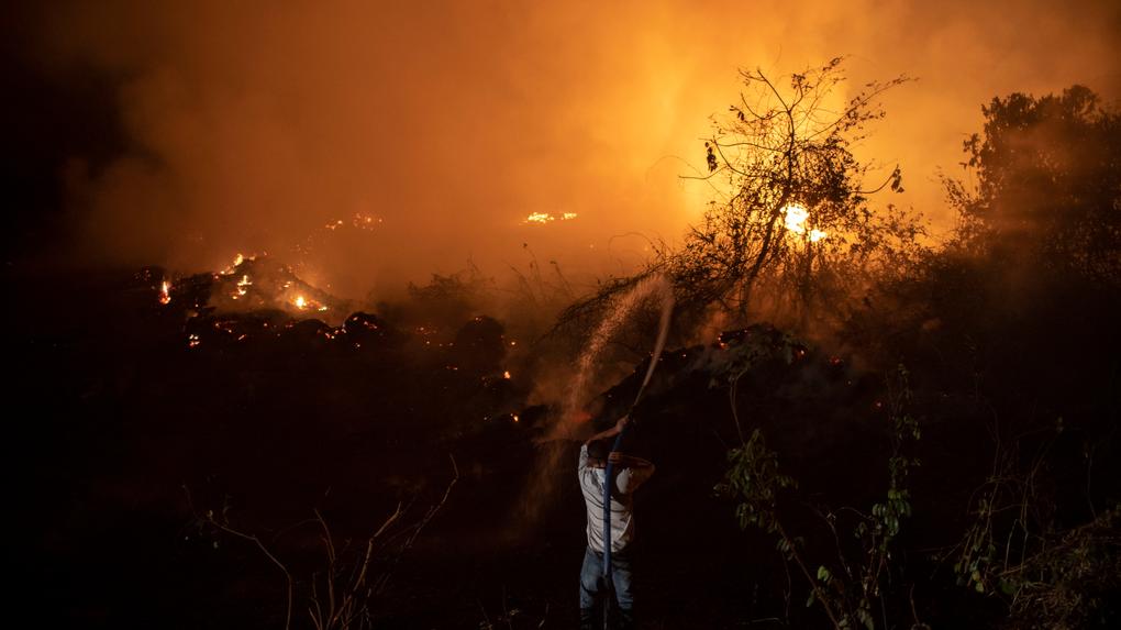 Homem voluntário tenta ajudar a combater chamas no Pantanal