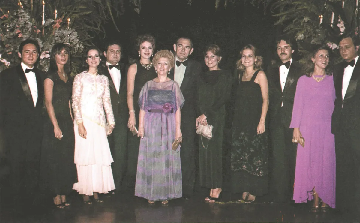 Na cerimônia de entrega do Troféu Sereia de Ouro de 1980, o chanceler Edson Queiroz e Dona Yolanda Queiroz dividindo a alegria do momento de congratulações com familiares, convidados e homenageados. À época, a entrega da comenda era realizada no salão nobre do Ideal Clube