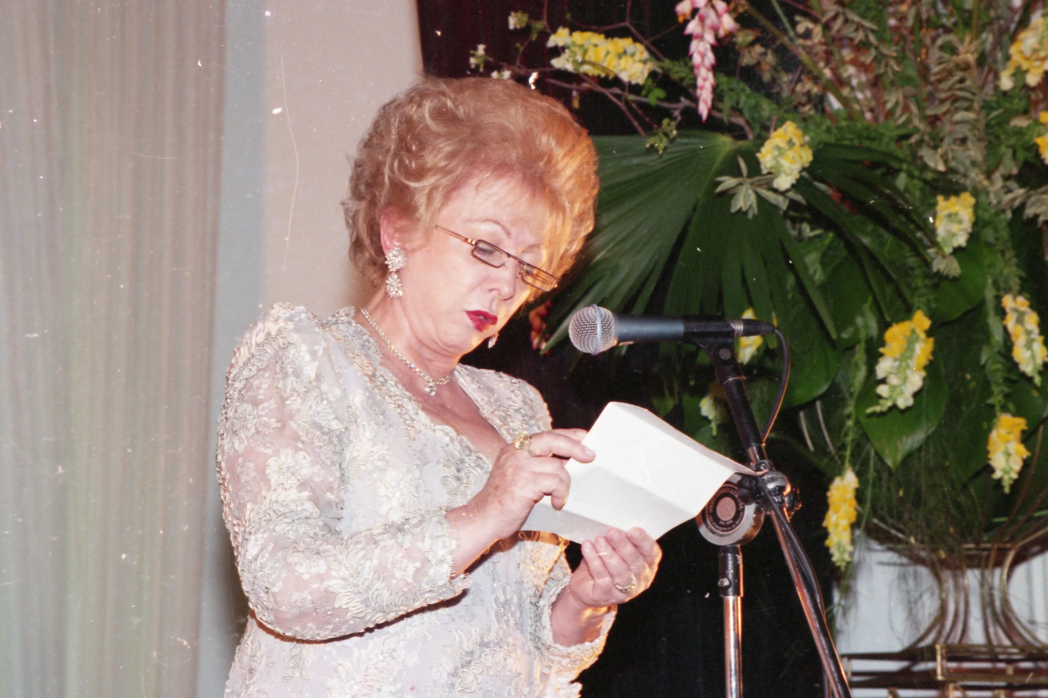 Dona Yolanda Queiroz, lendo o tradicional discurso em homenagem aos agraciados, na edição do ano de 1998 do Troféu Sereia de Ouro