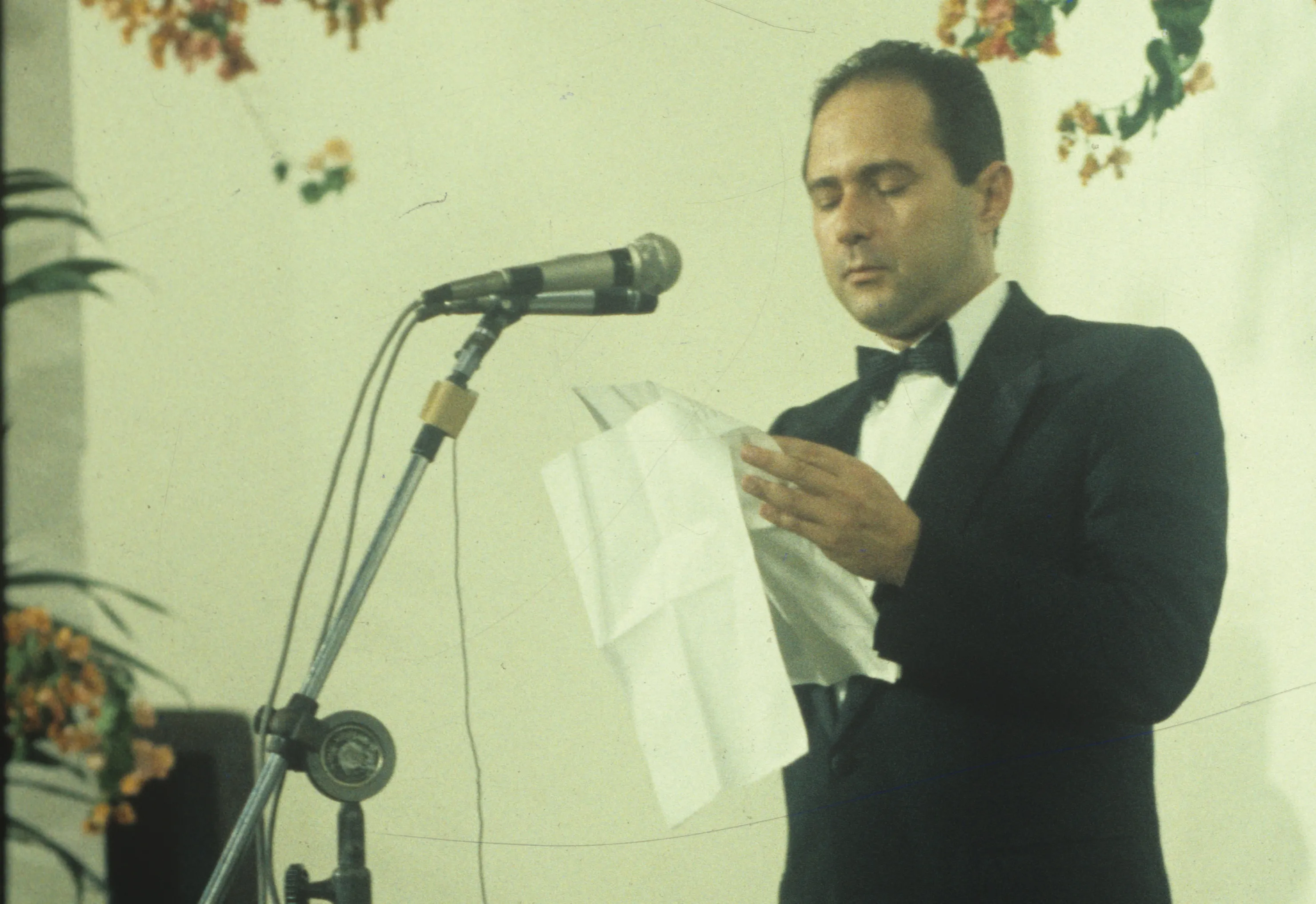O industrial Edson Queiroz Filho faz o discurso de homenagem aos agraciados de 1987