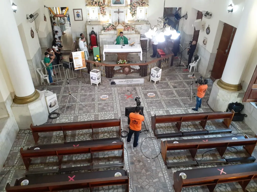 Dentro da Igreja, ficaram os membros da equipe de liturgia, do setor de comunicação da Basílica e da TV Padre Cícero.