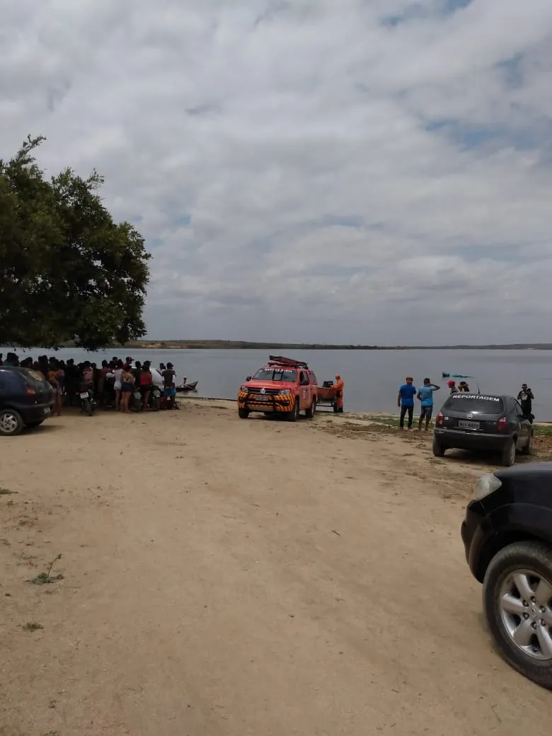 Bombeiros retomaram as buscas pela jovem que desapareceu em açude no Ceará após cair de moto aquática.