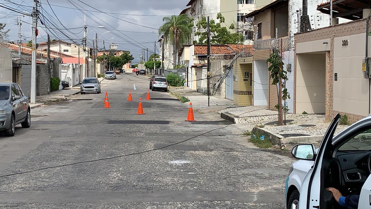 Caminhão rosa na cidade 