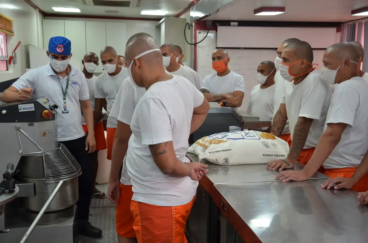 Imagem da notícia Mais de 3.000 internos de presídios do Ceará receberão qualificação profissional
