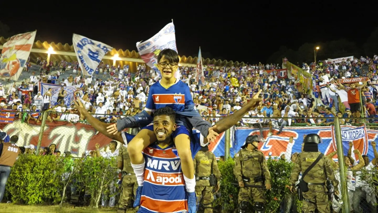 Atletas do Fortaleza comemoram gol