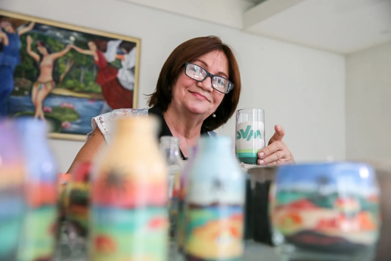 Maviniê, coordenadora da Associação Grão de Cor, que já levou para diversos países o artesanato das areias coloridas do Ceará