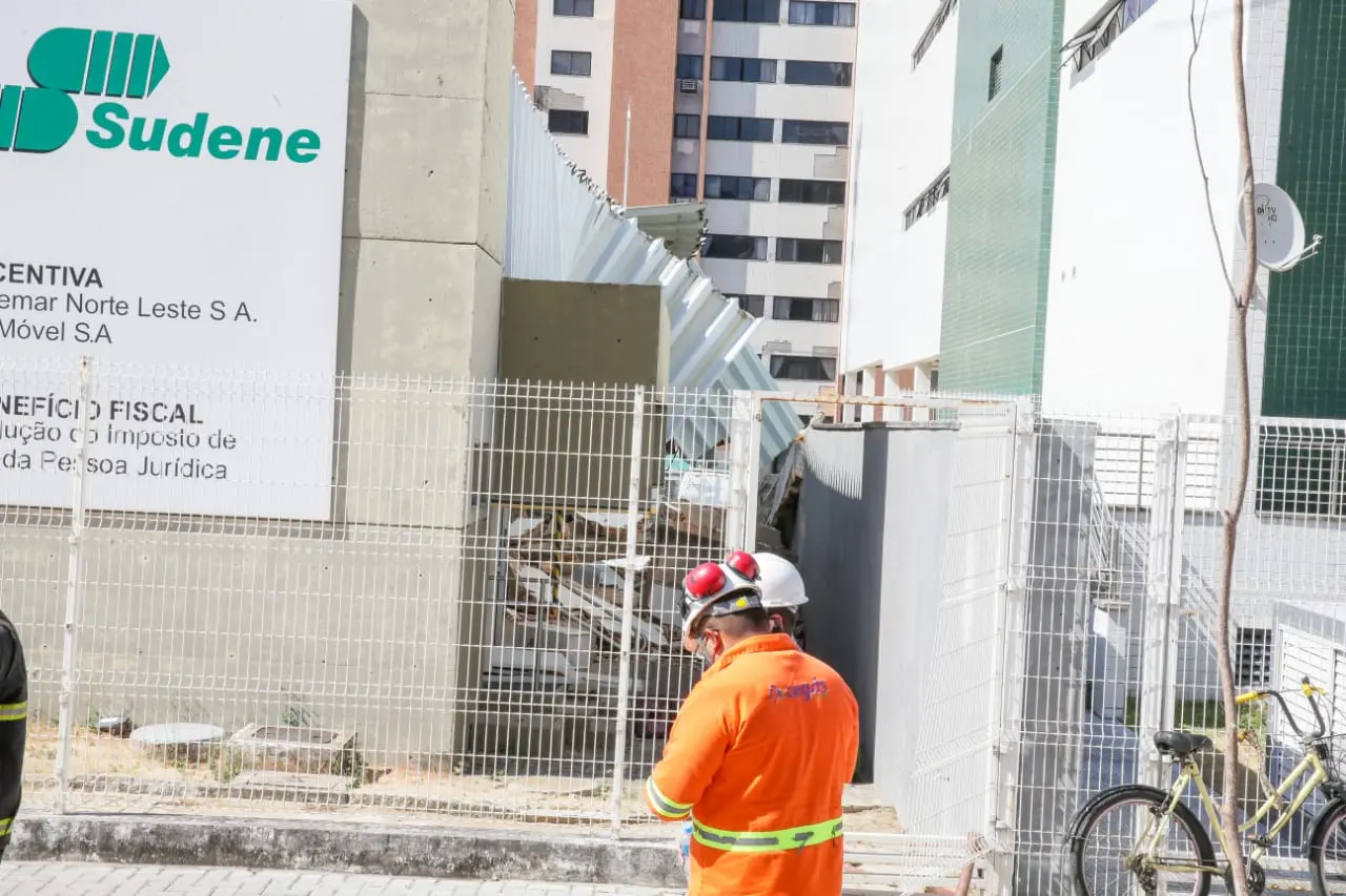 Bombeiros realizam trabalho de vistoria na edificação