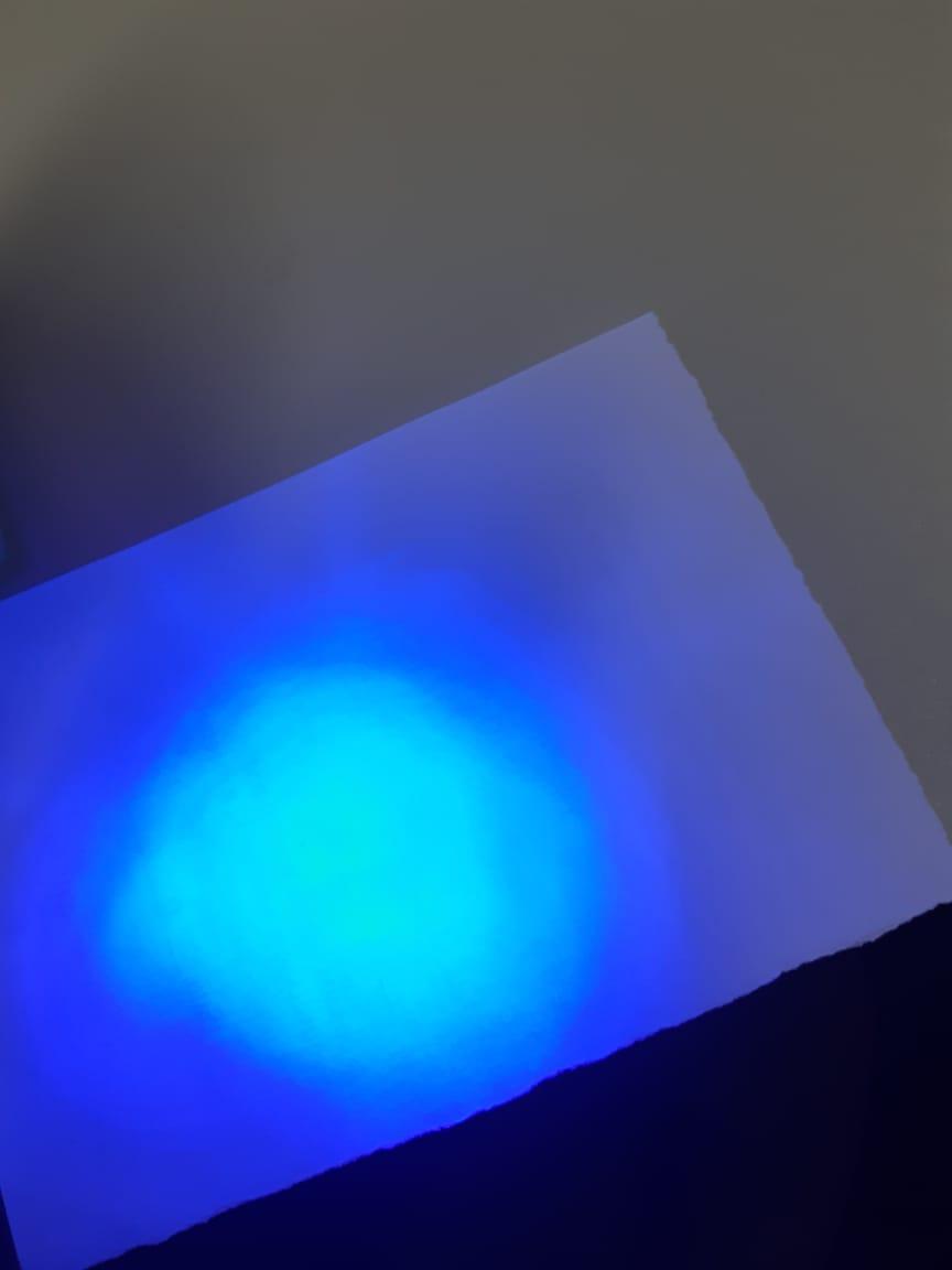 Luz ultravioleta em papel comum brilha, igual no cheque falso