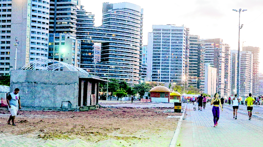 Sete banheiros fixos estão sendo construídos na Avenida Beira Mar, em Fortaleza, para facilitar a higienização da população