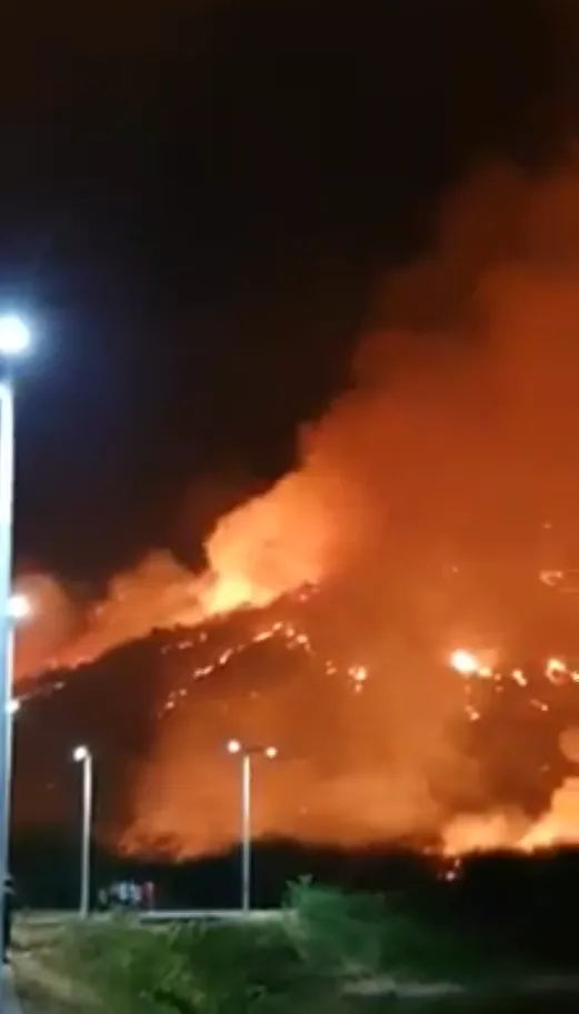O incêndio foi debelado por volta de 23 horas, segundo os bombeiros