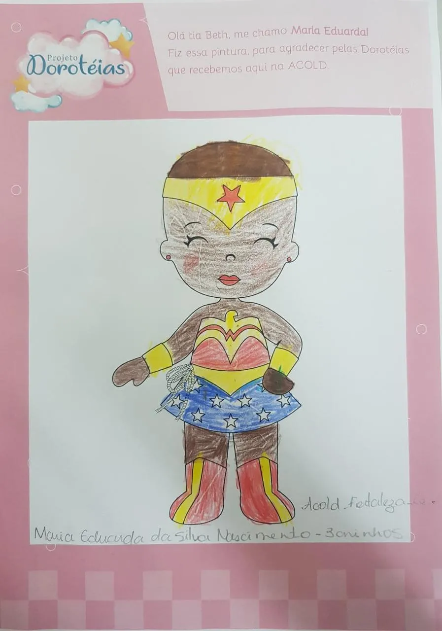 Para agradecer a doação das bonecas, as crianças escrevem cartinhas e realizam uma pintura com a imagem de uma mulher maravilha sem cabelo.
