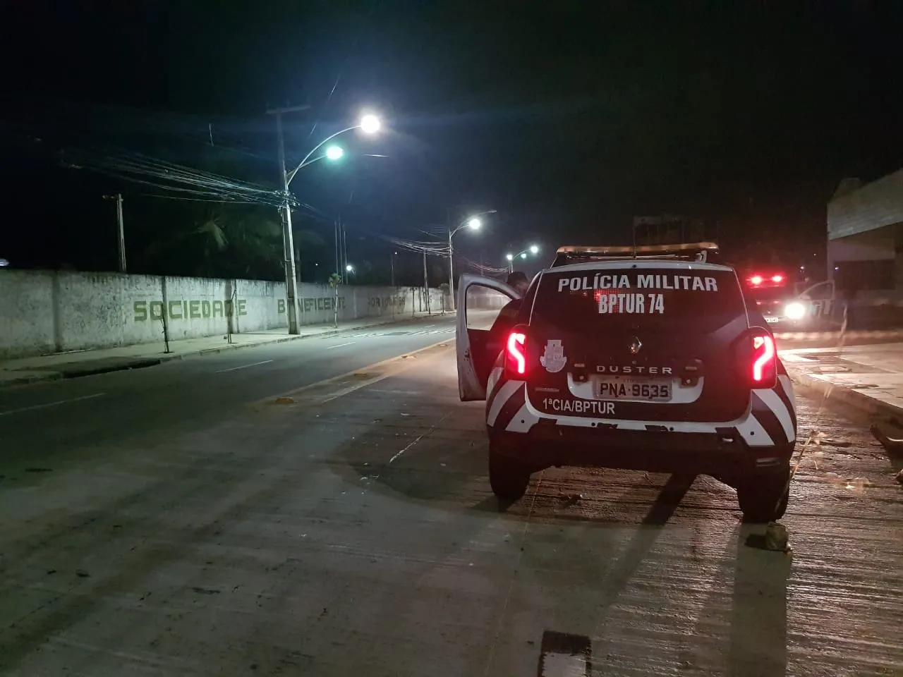Um suspeito de participar em assaltos com a mulher executada foi preso pela PMCE