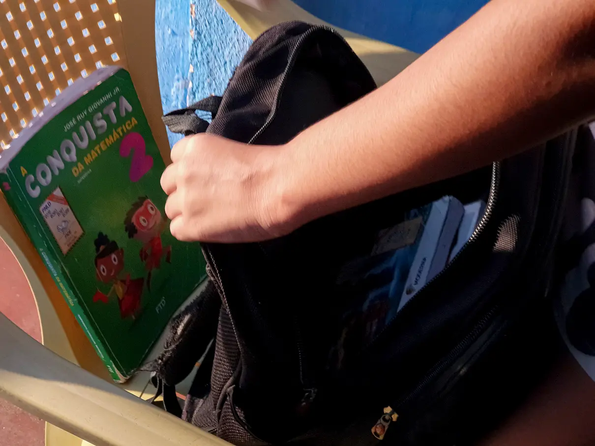 Aluno organiza mochila