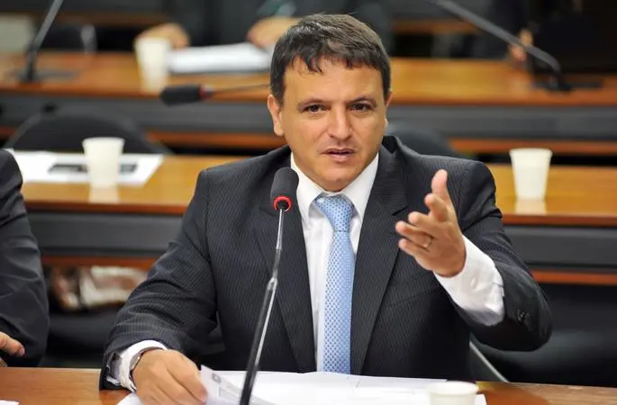 Imagem da notícia: Renda Cidadã deve ficar acima de R$ 200 e abaixo de R$ 300, diz relator do Orçamento