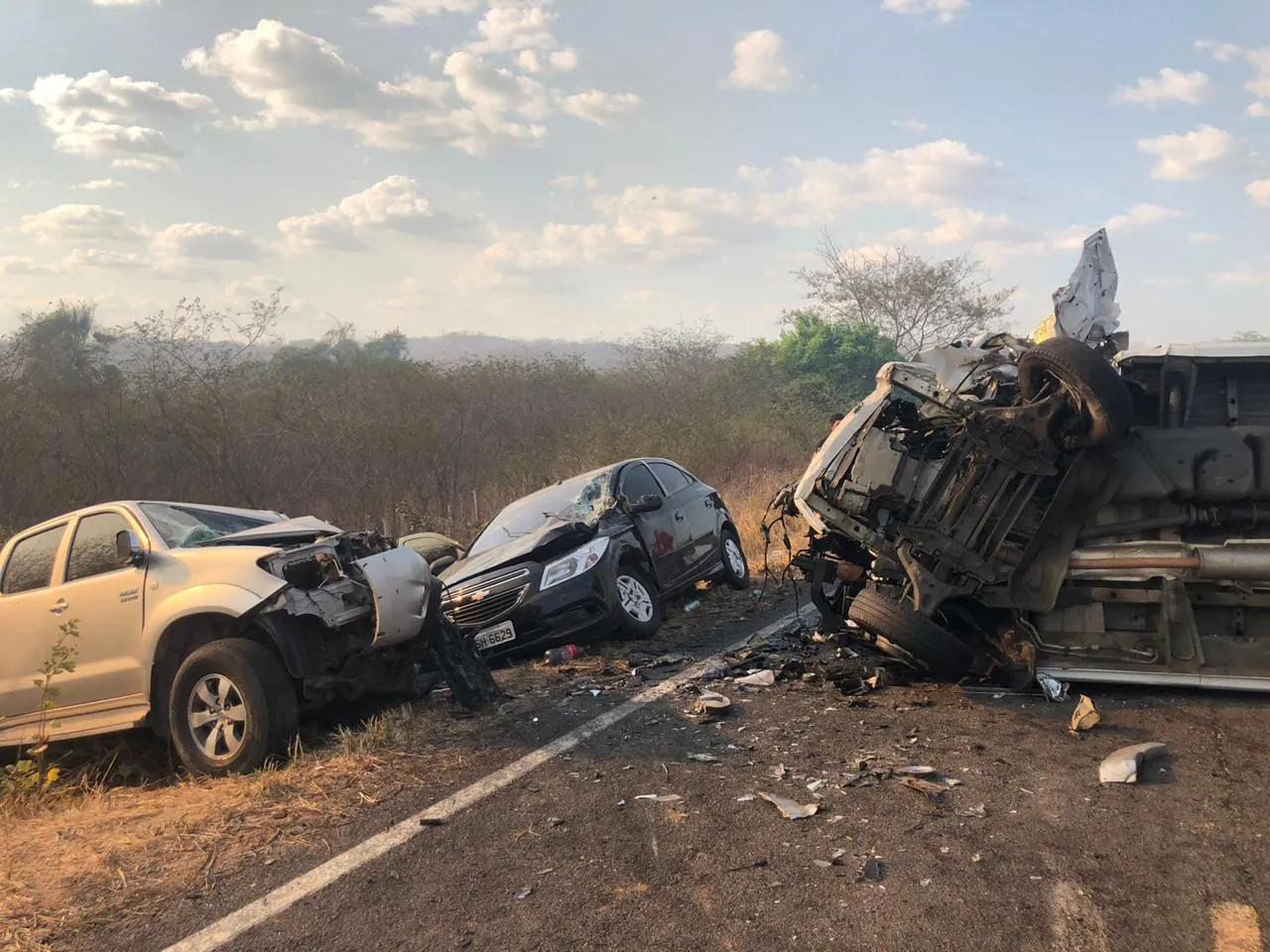 Os dois automóveis foram parar na margem da rodovia