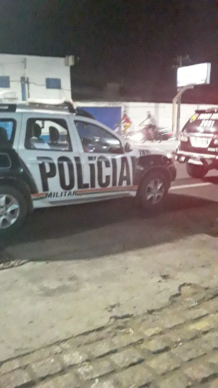 Protesto de vencedores do concurso em frente a sede do comitê de reeleição do prefeito Arnon Bezerra