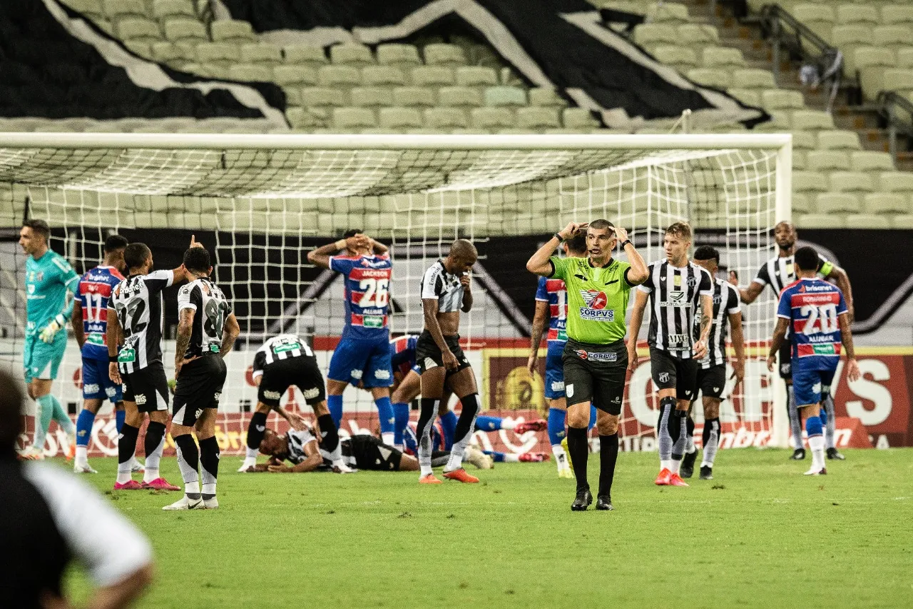 Choque de cabeça preocupou os colegas em campo