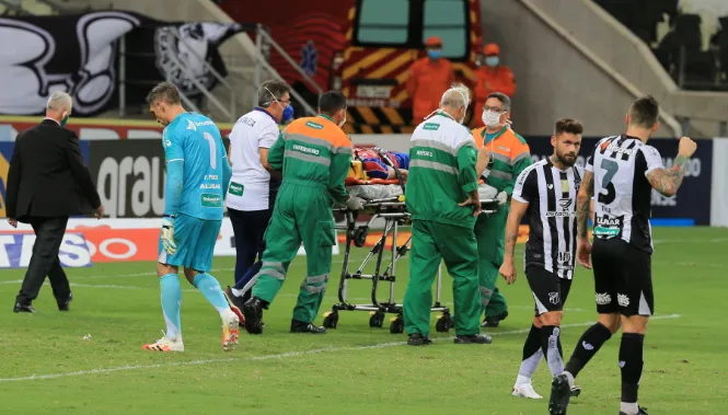 Bruno Melo foi prontamente atendido em campo após o impacto e substutuído por Carlinhos