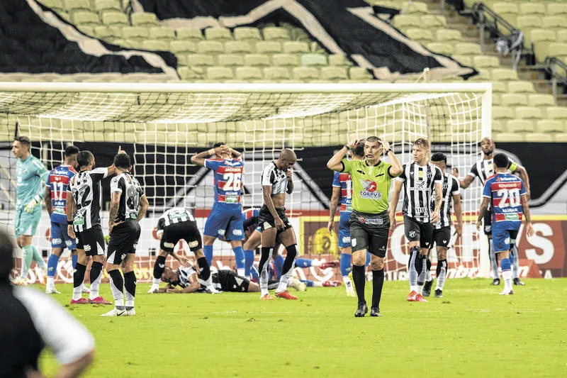 No 1º gol do Leão, Bruno Melo e Pacheco se chocaram de cabeça em cena forte