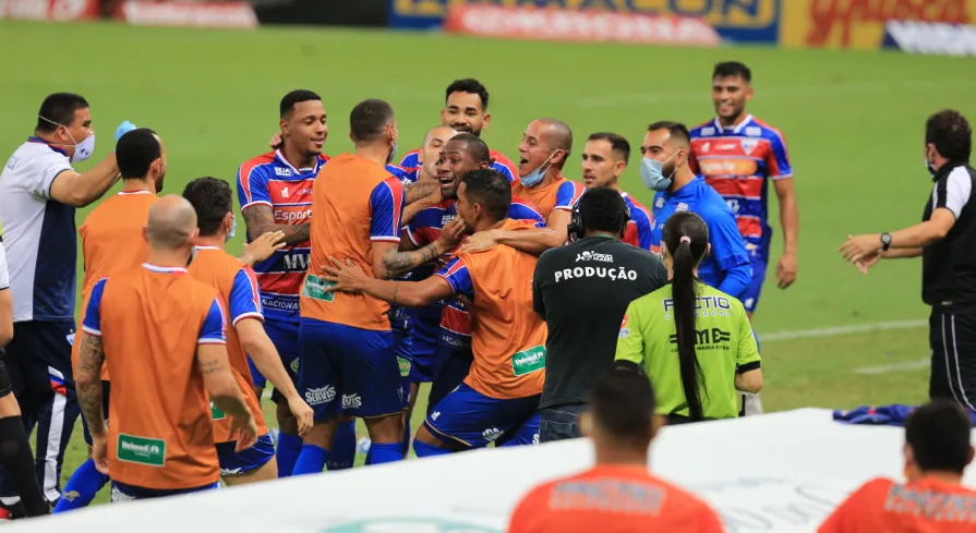 Comemoração tricolor após o último gol