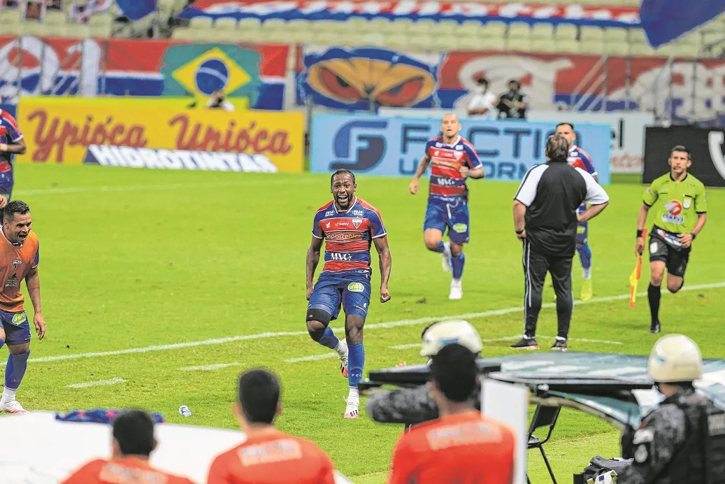 Tinga foi o herói da vitória tricolor, comemorando próximo do banco do Ceará