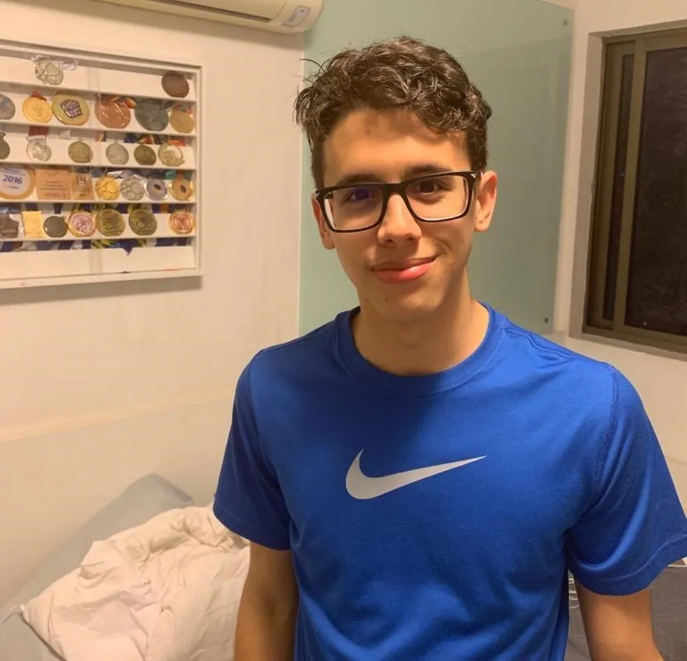 Pedro já participou de três olimpíadas internacionais de matemática e já obteve ouro, prata e bronze