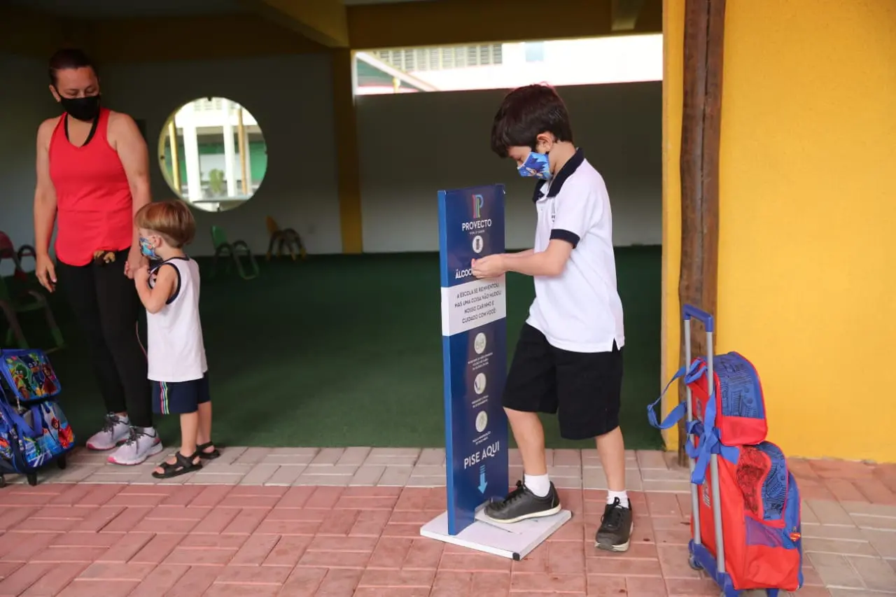 Totens de álcool em gel são disponibilizados para os estudantes.