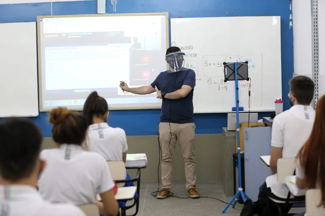Colégio na Maraponga tem aula presencial e virtual ao mesmo tempo.