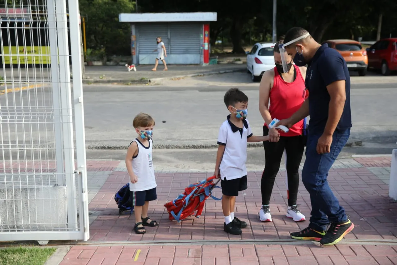 Alunos têm temperatura medida na entrada das escolas.