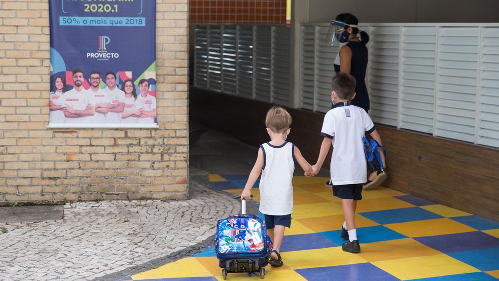 Crianças entrando na escola.