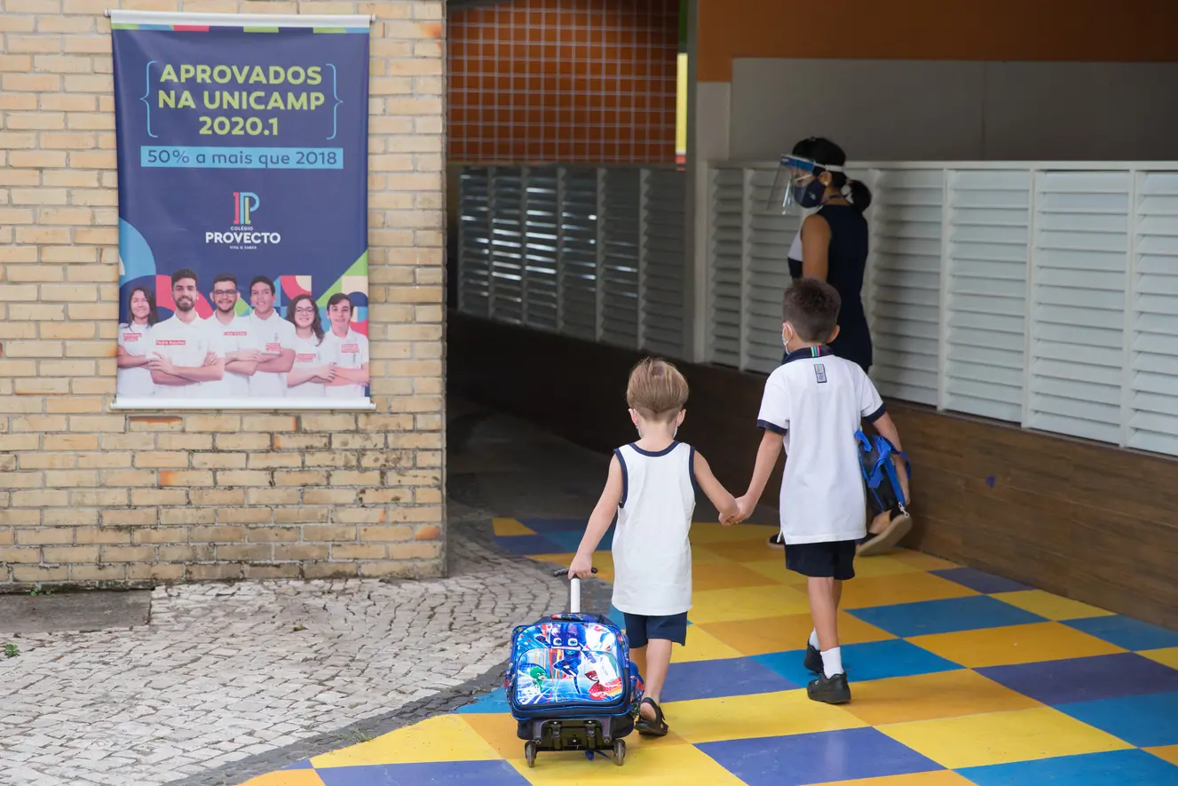 Crianças entrando na escola.