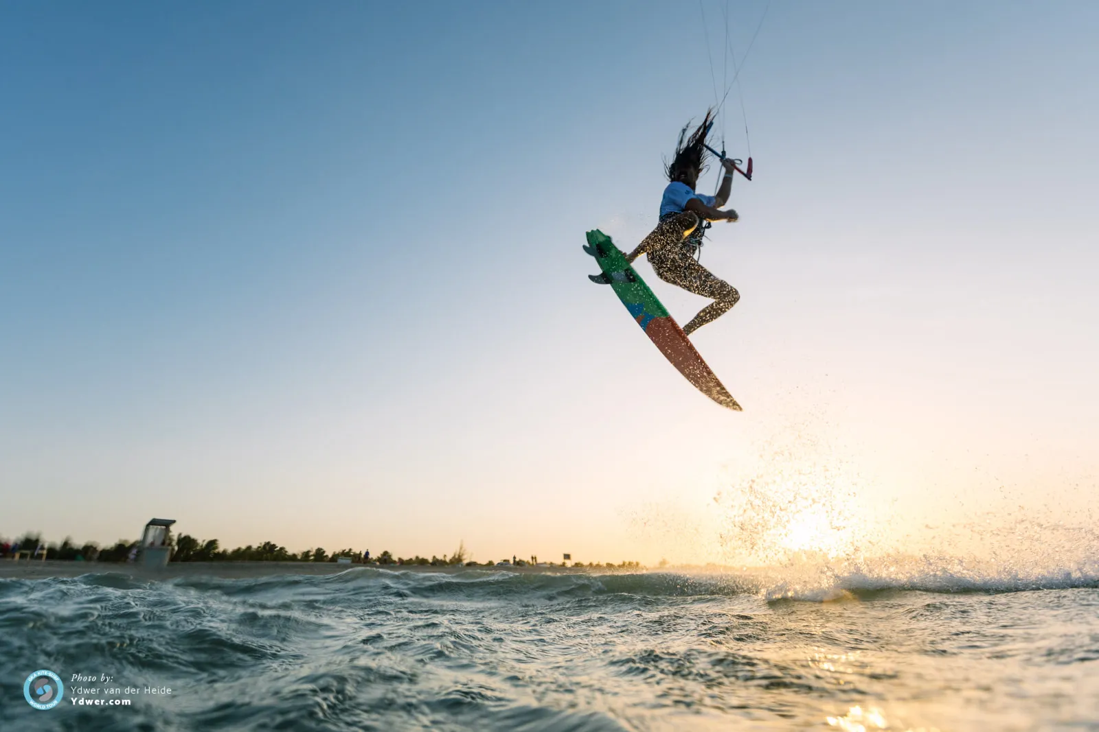 Prática do kitesurfe no litoral cearense precisa manter o distanciamento mesmo dentro d'água