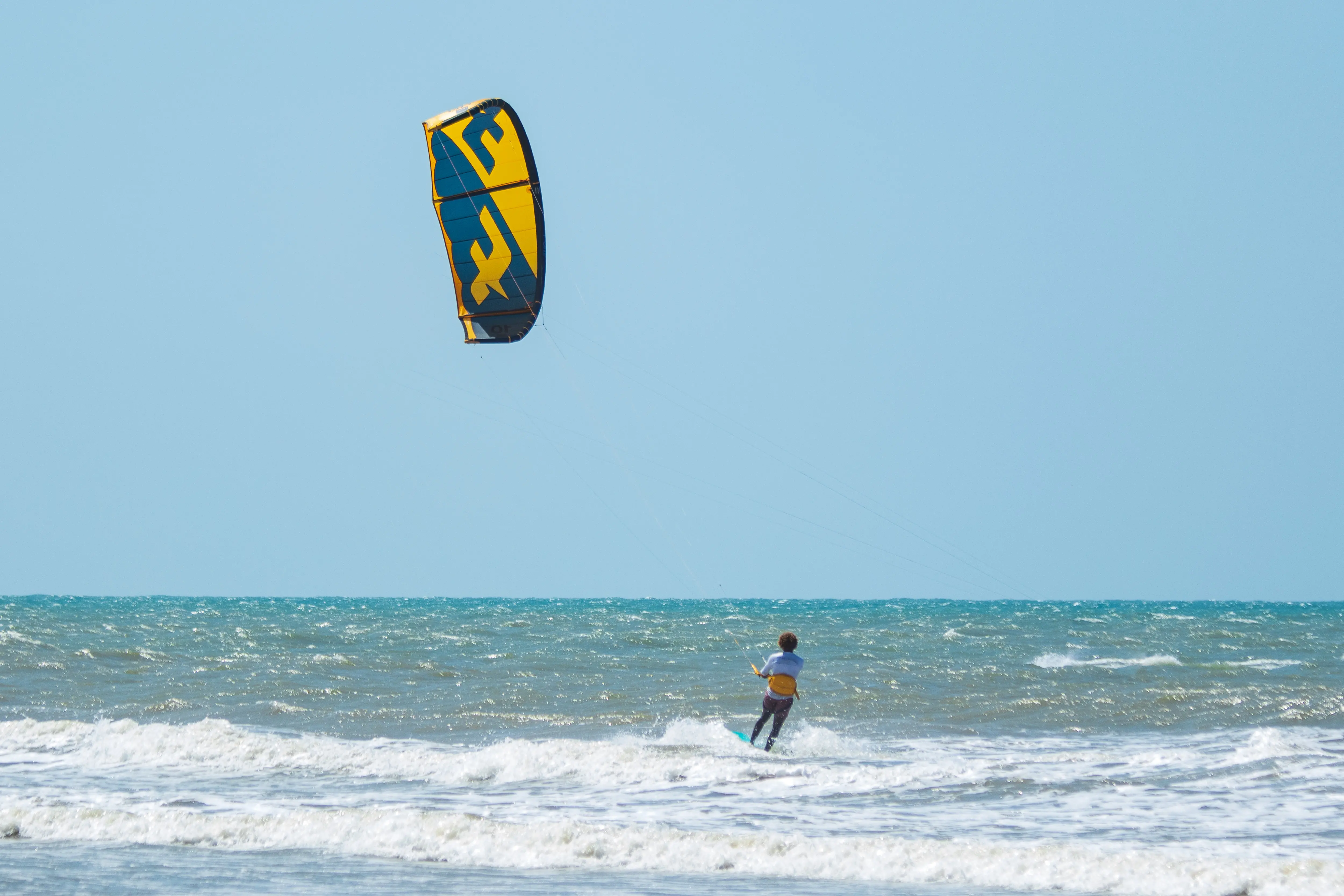 Imagem da notícia Prática do kitesurfe retorna no Ceará com protocolos avançados