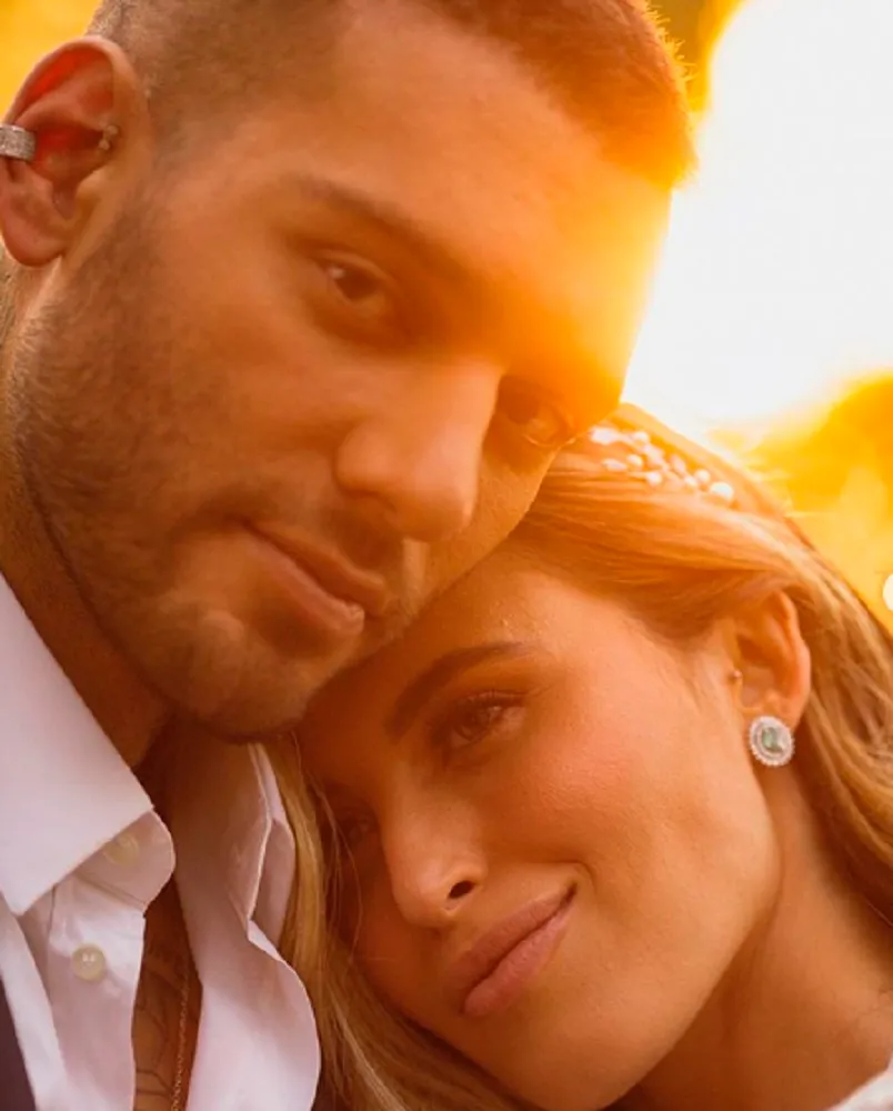 Em setembro, o cantor também compartilhou nas redes sociais fotos do seu casamento no civil