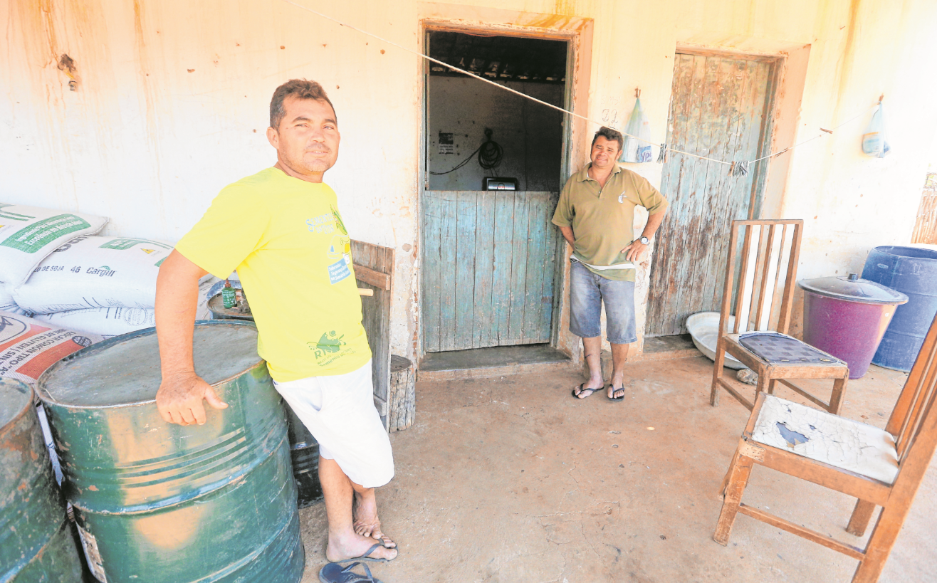 Imagem de dois agricultores do interior do Ceará nos fundos de casa