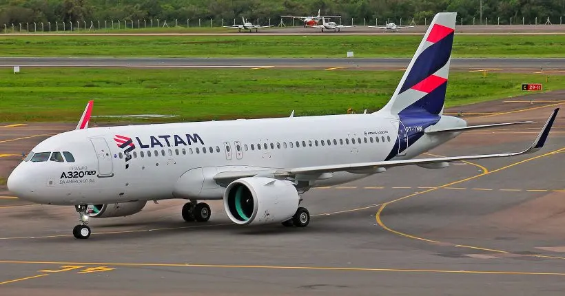 Imagem de avião da Latam