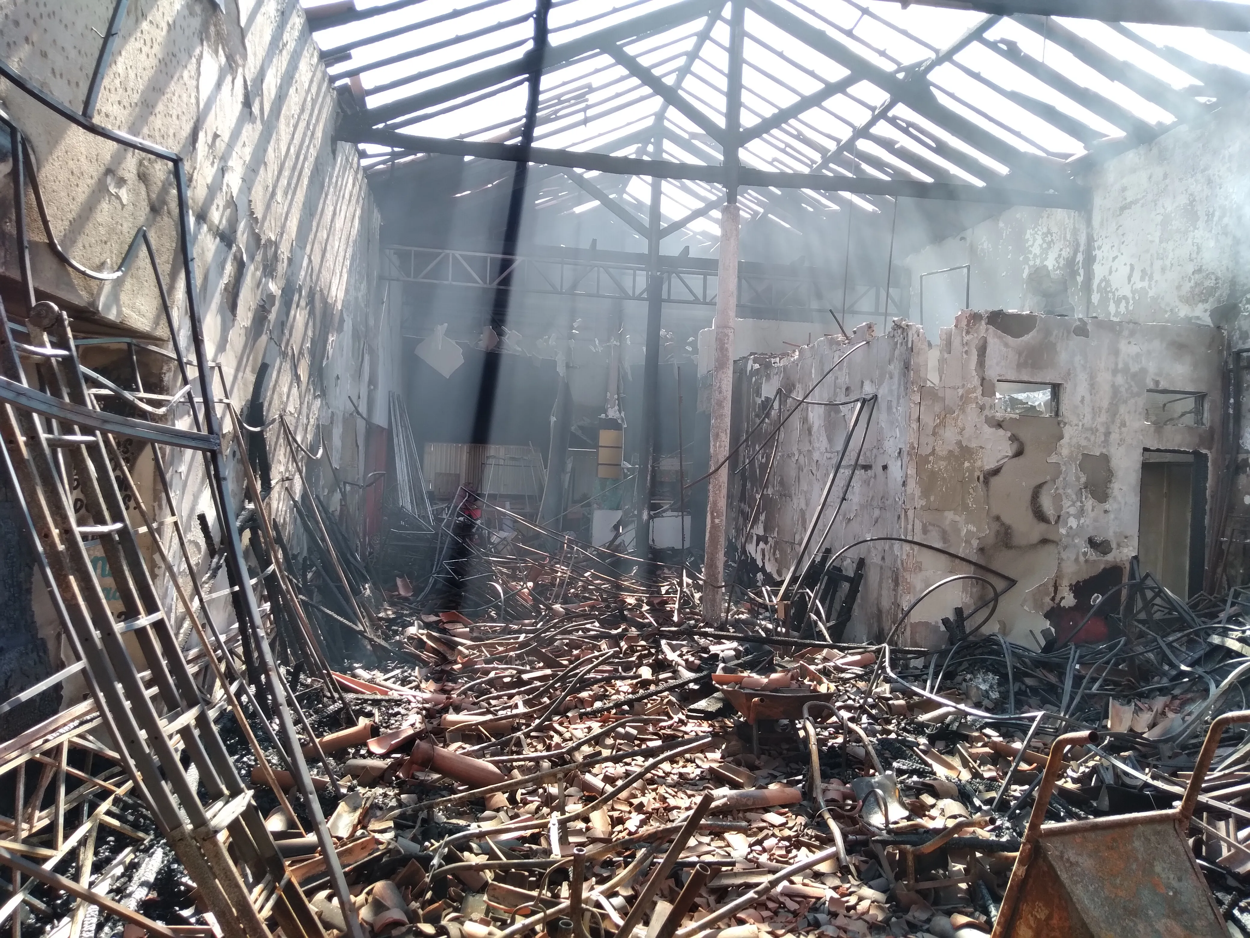 A estrutura do prédio ficou abalada e o telhado e madeiramento parcialmente destruído