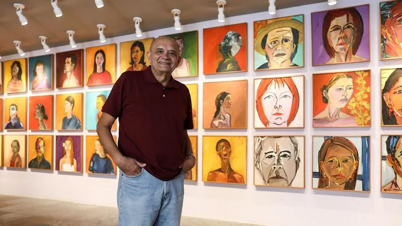 Artista cearense Stênio Burgos com a nova exposição no Espaço Cultural Unifor