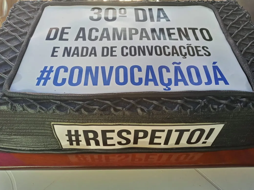 Os manifestantes levaram um bolo em alusão aos 30 dias de acampamento