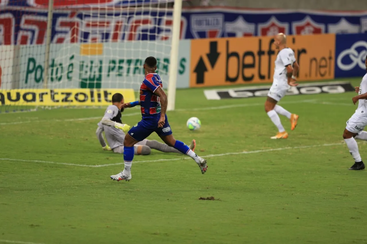 David aproveitou passe de Tinga e desencantou com finalização no canto de Everson