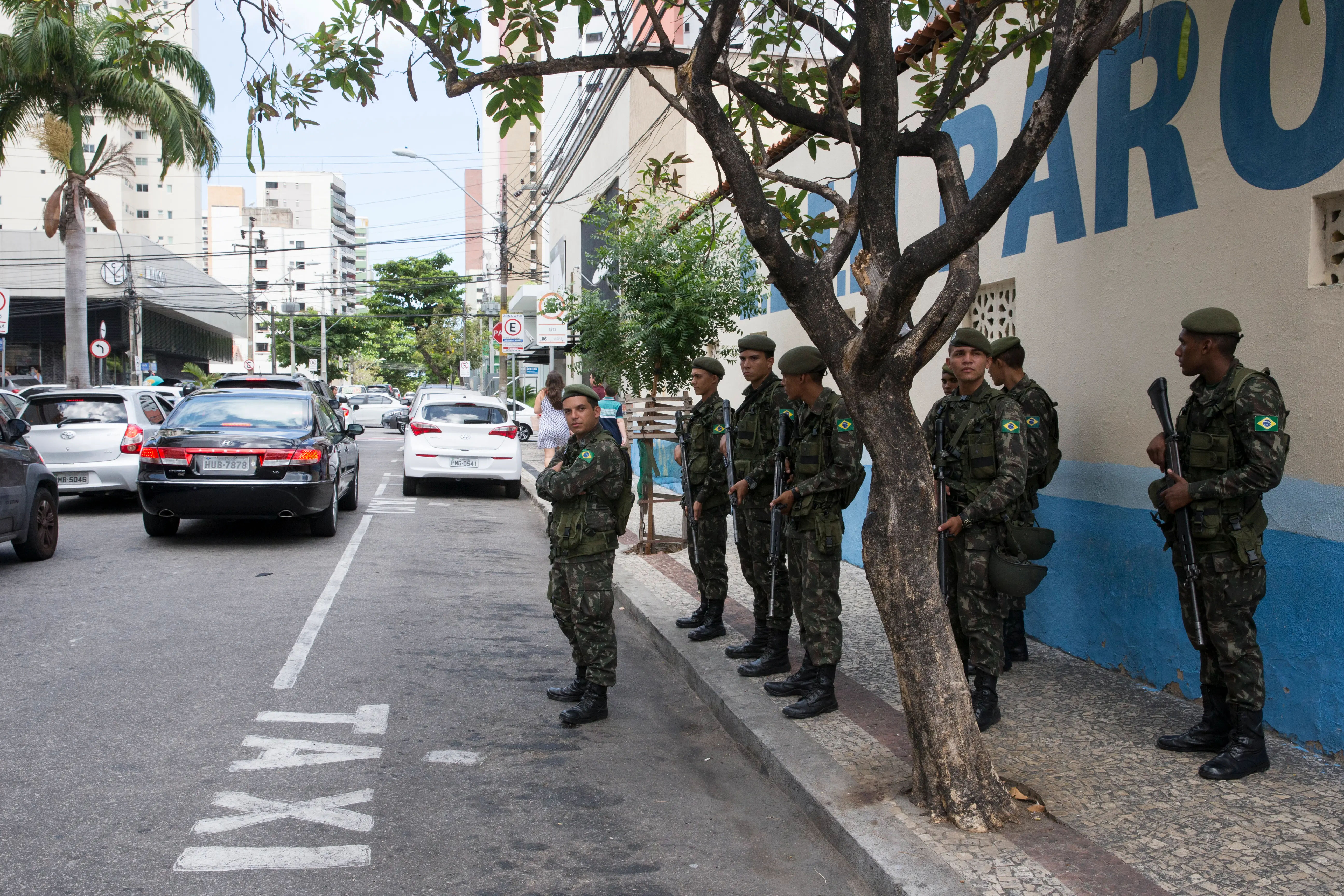 Agentes de tropas federais aglomerados em uma calçada