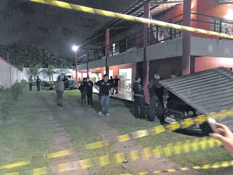 Dois veículos derrubaram um portão e invadiram casa de luxo. Seis pessoas morreram na ocasião