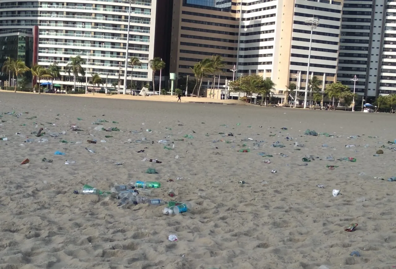 Lixo na areia do Aterro da Praia de Iracema, registrado por volta das 7h30 deste domingo (11)