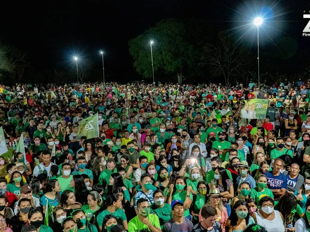 Aglomeração em evento de campanha em Viçosa do Ceará no sábado (10)