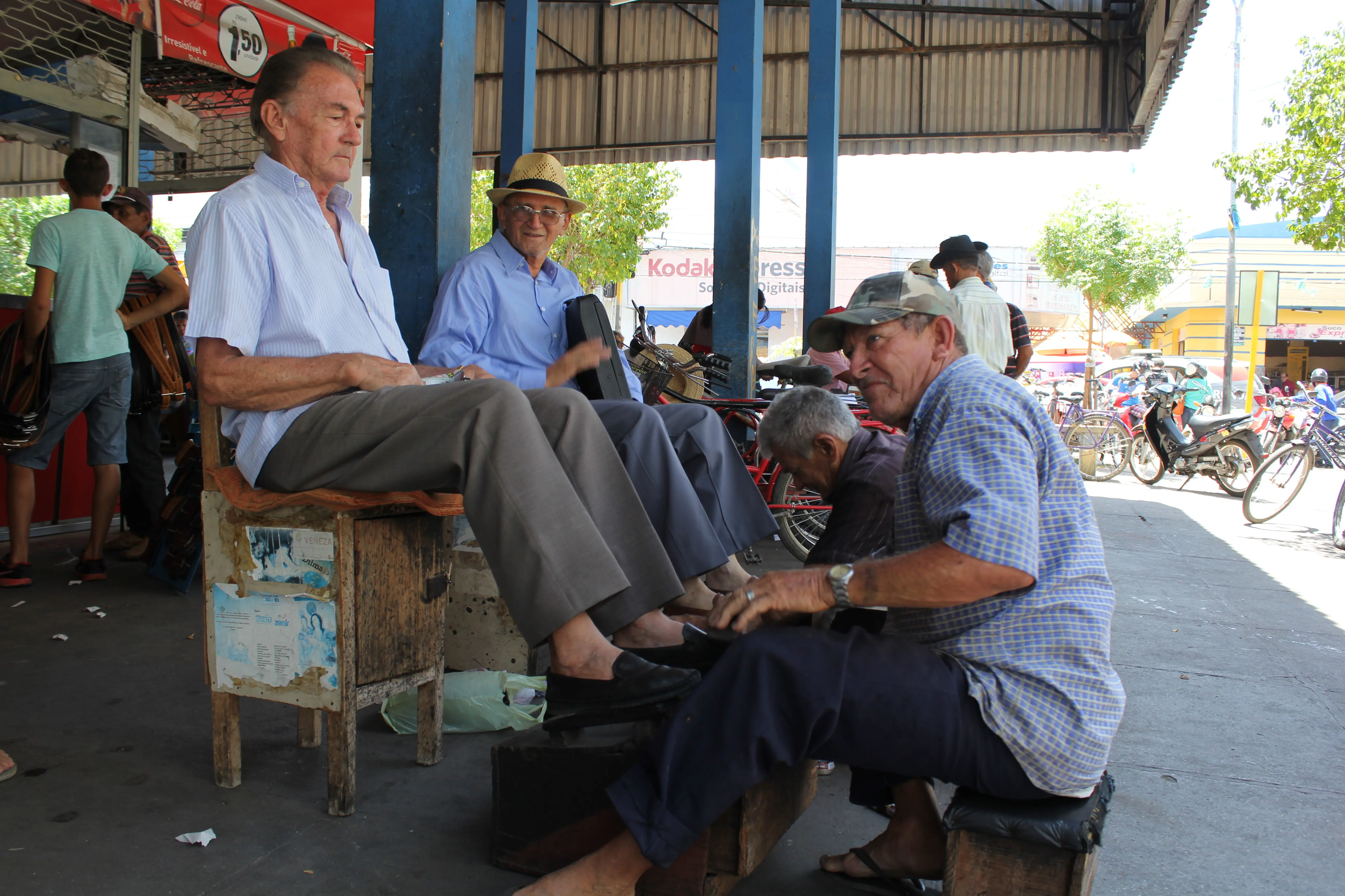 Engraxates Adão Damasceno e Antônio Batista, no Abrigo (Praça Demóstenes de Carvalho), no centro de Iguatu