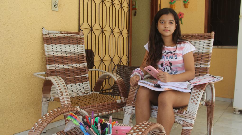 Áurea Gabriele, 11 ano, faz o 6º ano do ensino fundamental em uma escola da rede municipal e estuda no alependre de casa, na periferia de Iguatu