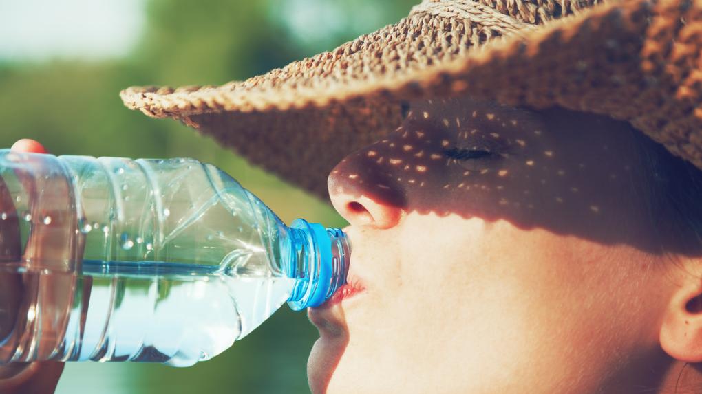 Beber água, usar chapéu e protetor solar são dicas fundamentais
